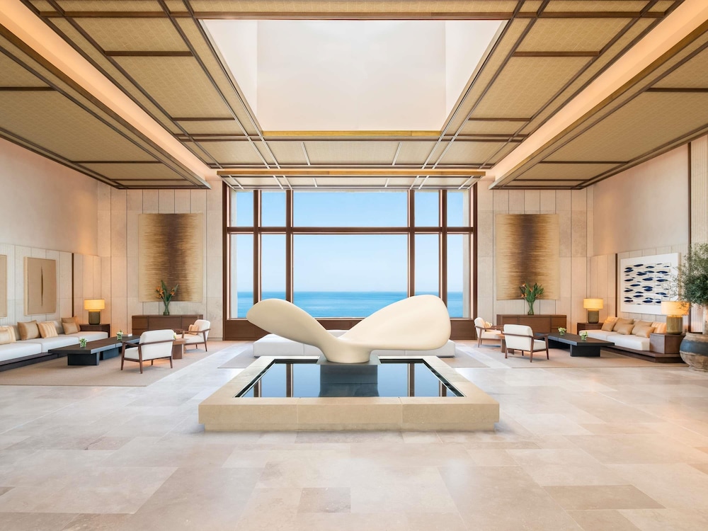 HABITACIÓN FAIRMONT (56 m²): vistas a la piscina, cama king size, sofá y salón exterior del hotel Fairmont La Hacienda Costa Del Sol. Foto 6