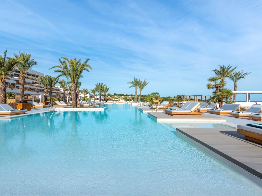 HABITACIÓN FAIRMONT (56 m²): vistas a la piscina, 2 camas queen size, sofá y terraza amplia del hotel Fairmont La Hacienda Costa Del Sol. Foto 6