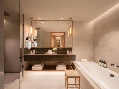 SUITE (370 m²): 3 dormitorios, vistas directas al mar, 3 camas, piscina, cocina y salón del hotel Fairmont La Hacienda Costa Del Sol. Foto 10