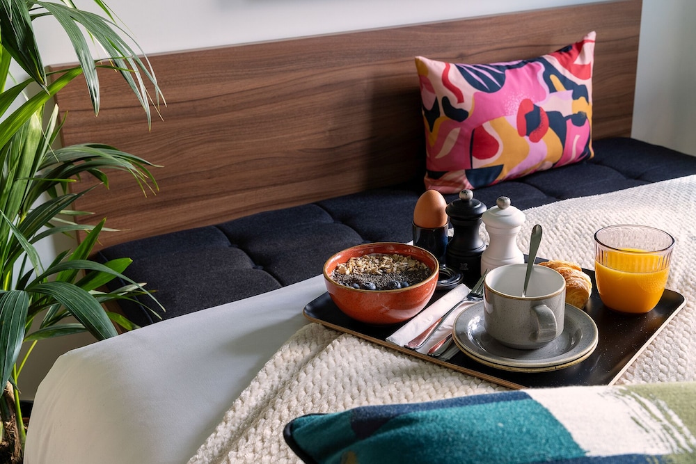 Simone Comunicante del hotel Hôtel Les Artistes. Foto 1