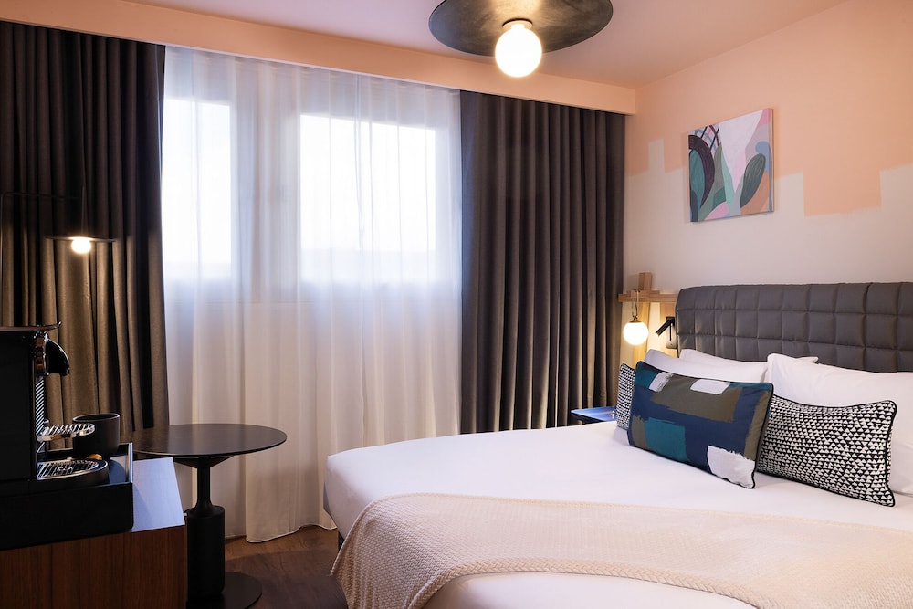 Simone Eiffel Comunicante del hotel Hôtel Les Artistes