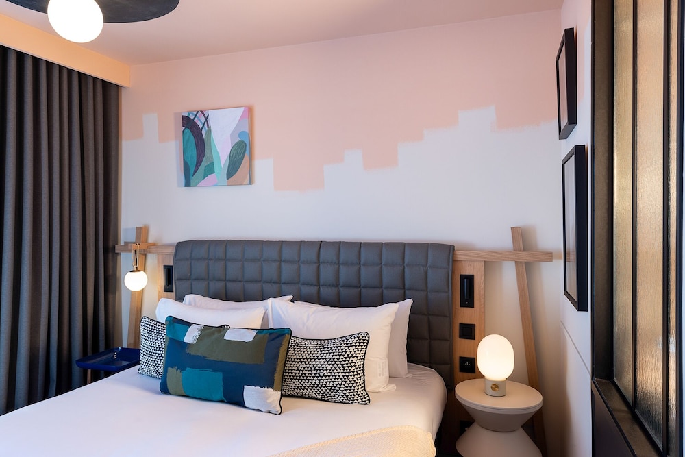 Simone Eiffel Comunicante del hotel Hôtel Les Artistes. Foto 2