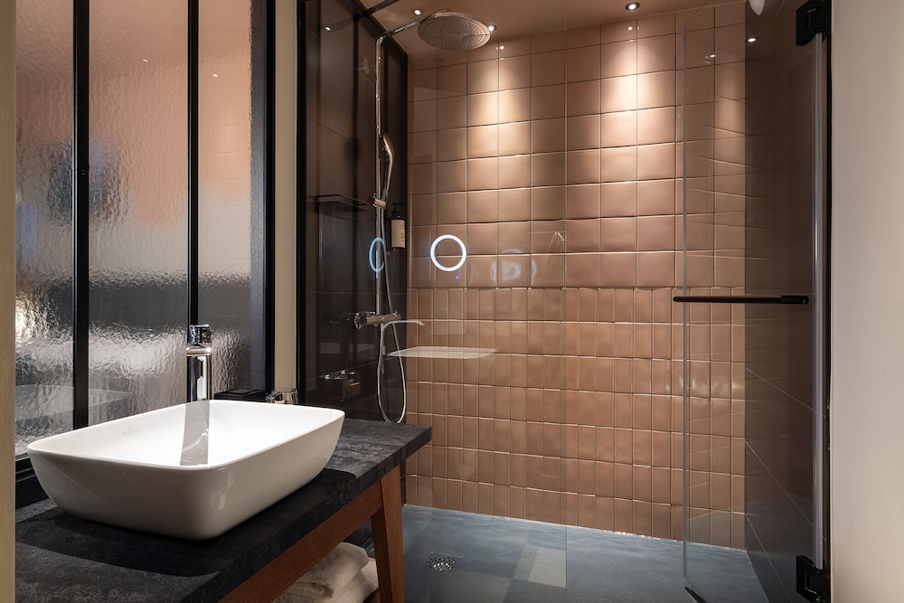 Simone Eiffel Comunicante del hotel Hôtel Les Artistes. Foto 5