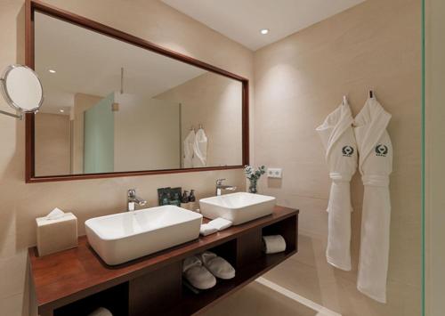 One - Bedroom Suite Mountain View with Balcony del hotel Gran Taoro. Foto 6