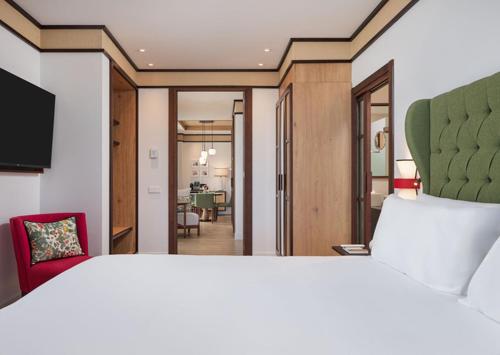 Suite de 1 dormitorio con balcón y vistas al océano del hotel Gran Taoro. Foto 2