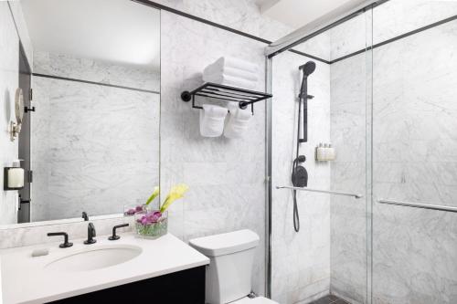 Habitación Superior con cama extragrande del hotel ArtHouse Hotel New York City. Foto 2