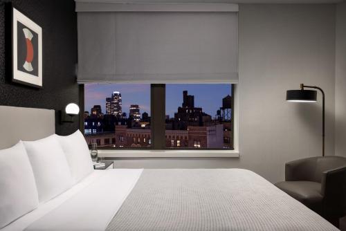 Alojamiento Deluxe con vistas a Broadway - 1 cama extragrande del hotel ArtHouse Hotel New York City. Foto 3