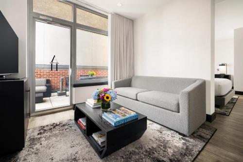 Suite Junior con balcón del hotel ArtHouse Hotel New York City. Foto 1