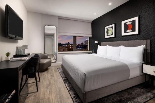 Habitación con cama extragrande. del hotel ArtHouse Hotel New York City