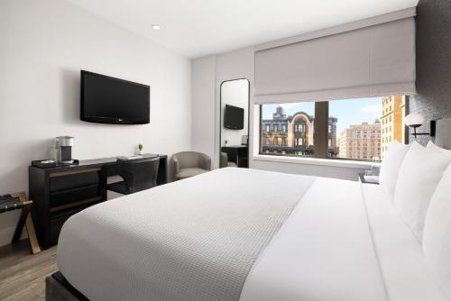 Habitación con cama extragrande. del hotel ArtHouse Hotel New York City. Foto 2