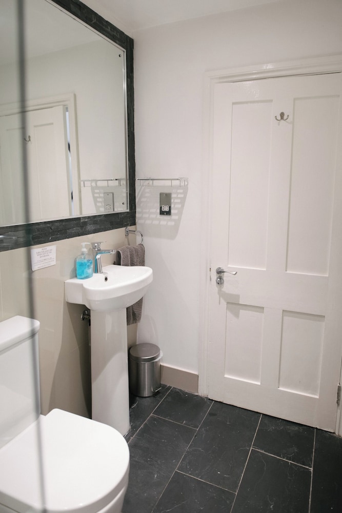 6 Beds Mixed Dormitory del hotel EBS London Stay. Foto 8