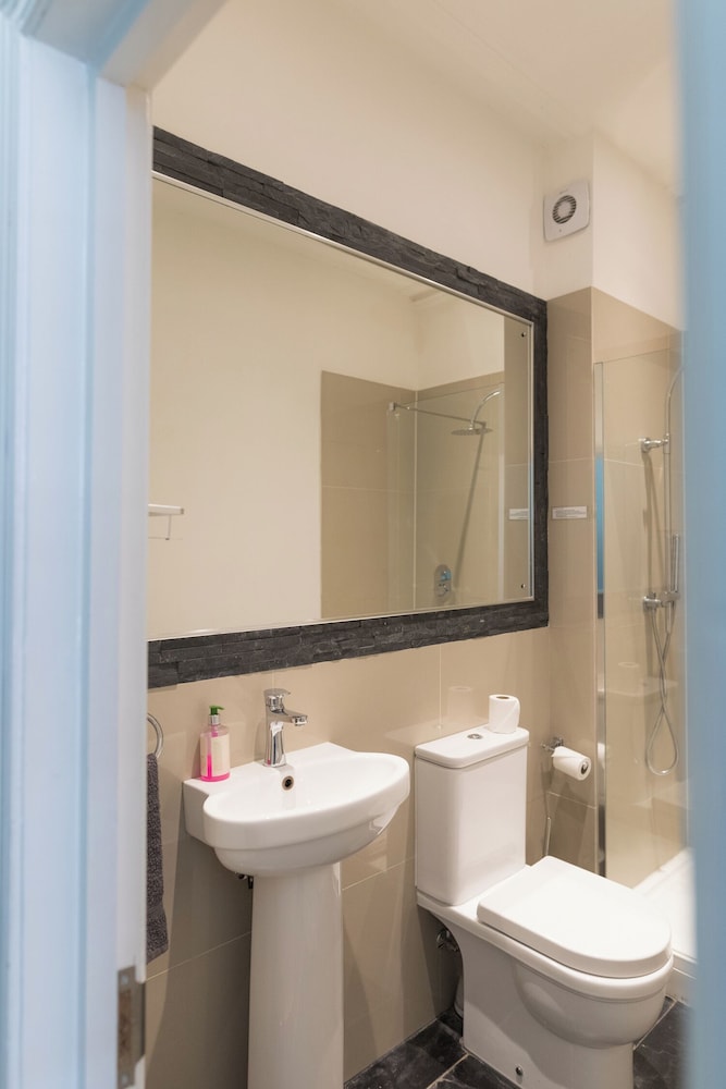 6 Beds Mixed Dormitory del hotel EBS London Stay. Foto 9