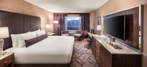 Mountain View Room, 1 King, Non - smoking del hotel Silver Legacy Reno Resort Casino at THE ROW. Foto 2