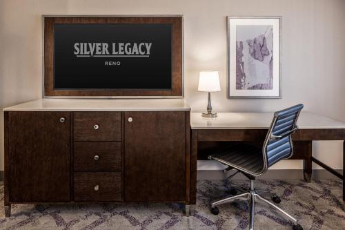 Mountain View Room, 1 King, Non - smoking del hotel Silver Legacy Reno Resort Casino at THE ROW. Foto 6