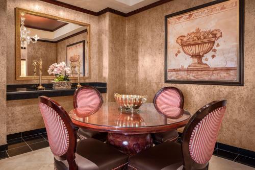 Penthouse One Bedroom Suite del hotel Silver Legacy Reno Resort Casino at THE ROW. Foto 3