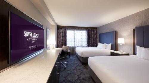 Pool View Room 2 Queens Non - Smoking del hotel Silver Legacy Reno Resort Casino at THE ROW. Foto 4