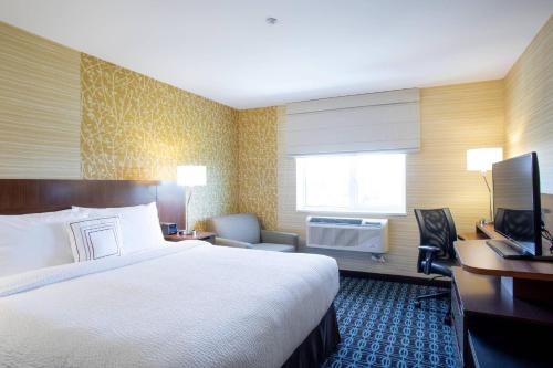 Estudio con cama extragrande y sofá cama del hotel Fairfield Inn & Suites by Marriott New York Queens/Fresh Meadows