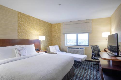 Estudio con cama extragrande y sofá cama del hotel Fairfield Inn & Suites by Marriott New York Queens/Fresh Meadows. Foto 1