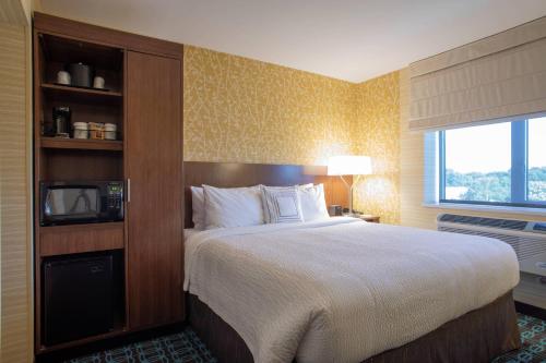 Habitación con cama extragrande del hotel Fairfield Inn & Suites by Marriott New York Queens/Fresh Meadows