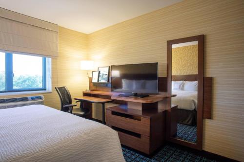 Habitación con cama extragrande del hotel Fairfield Inn & Suites by Marriott New York Queens/Fresh Meadows. Foto 1