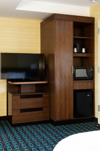 Habitación con cama extragrande del hotel Fairfield Inn & Suites by Marriott New York Queens/Fresh Meadows. Foto 4