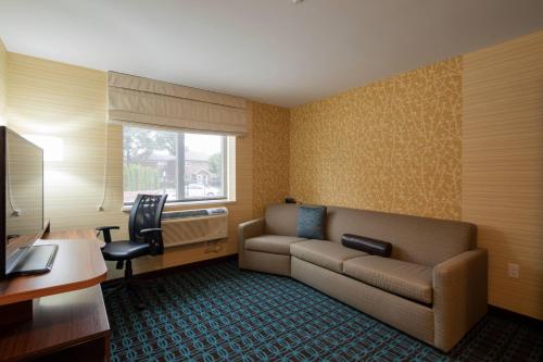 Suite con cama extragrande y sofá cama del hotel Fairfield Inn & Suites by Marriott New York Queens/Fresh Meadows