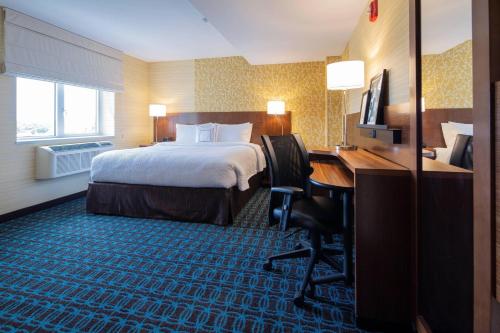Habitación King con ducha accesible en silla de ruedas - Accesible para personas con movilidad reducida y con discapacidad auditiva del hotel Fairfield Inn & Suites by Marriott New York Queens/Fresh Meadows. Foto 2