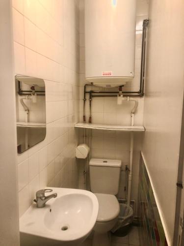 Cama en habitación compartida masculina de 4 camas del hotel Art Beaubourg. Foto 1