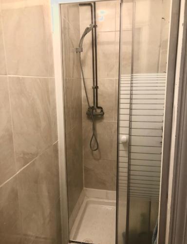 Cama en habitación compartida masculina de 4 camas del hotel Art Beaubourg. Foto 2