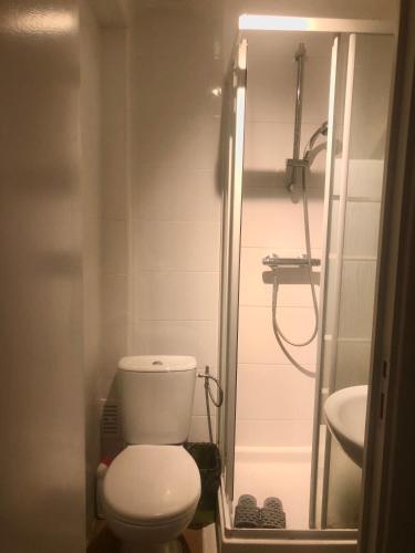 Cama en dormitorio masculino compartido del hotel Art Beaubourg