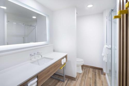 Habitación con 2 camas grandes del hotel Hampton Inn by Hilton Verona at Turning Stone. Foto 1