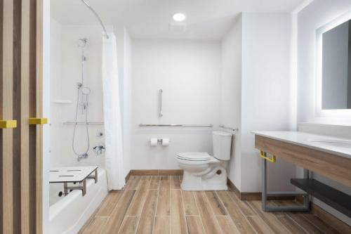 Habitación con 2 camas grandes del hotel Hampton Inn by Hilton Verona at Turning Stone. Foto 3