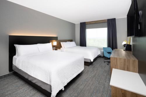Habitación con 2 camas grandes del hotel Hampton Inn by Hilton Verona at Turning Stone. Foto 4
