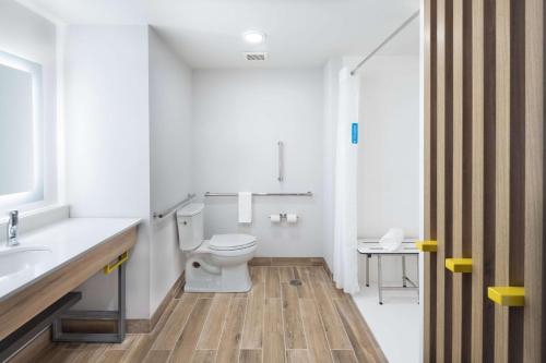 Habitación con cama extragrande - Adaptada para personas con discapacidad auditiva/no fumadores del hotel Hampton Inn by Hilton Verona at Turning Stone