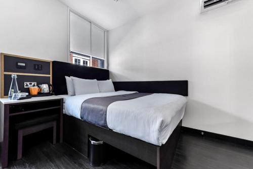 Habitación con cama grande del hotel The Z Hotel Strand. Foto 2