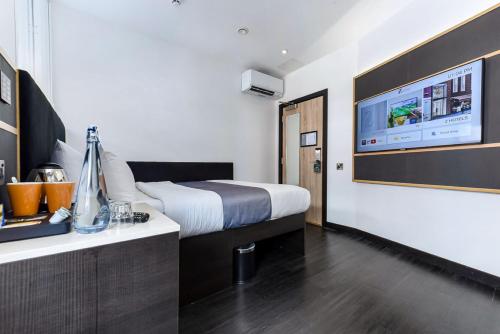 Habitación con cama grande del hotel The Z Hotel Strand. Foto 3