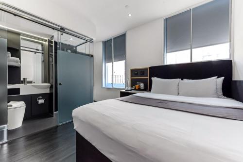 Habitación con cama grande del hotel The Z Hotel Strand. Foto 4