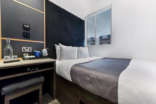 Habitación con cama grande del hotel The Z Hotel Strand. Foto 5