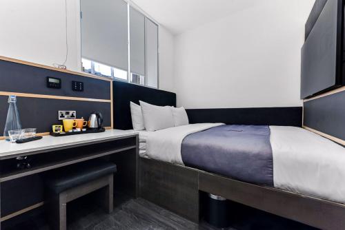 Habitación adaptada para personas con movilidad reducida - Cama grande del hotel The Z Hotel Strand. Foto 1