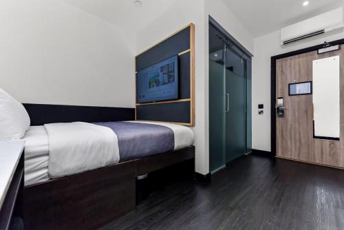 Habitación adaptada para personas con movilidad reducida - Cama grande del hotel The Z Hotel Strand. Foto 2