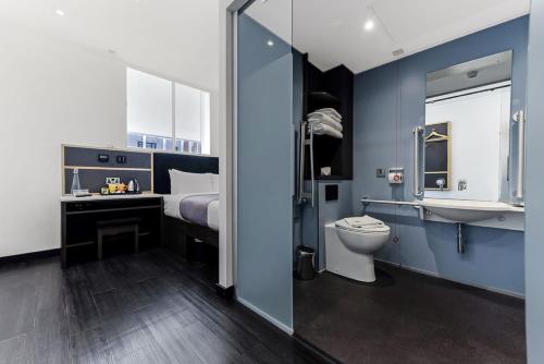 Habitación adaptada para personas con movilidad reducida - Cama grande del hotel The Z Hotel Strand. Foto 3