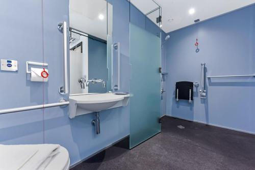 Habitación adaptada para personas con movilidad reducida - Cama grande del hotel The Z Hotel Strand. Foto 4