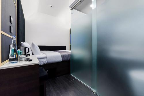 Habitación con cama grande (sin ventana) del hotel The Z Hotel Strand