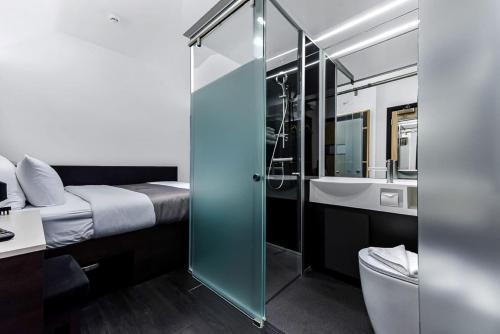 Habitación con cama grande (sin ventana) del hotel The Z Hotel Strand. Foto 1