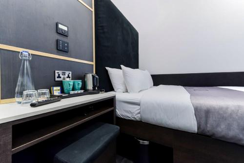Habitación con cama grande (sin ventana) del hotel The Z Hotel Strand. Foto 3