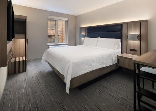 Habitación Estándar con bañera adaptada para personas con discapacidad - Cama extragrande del hotel Holiday Inn Express - New York City Chelsea. Foto 5