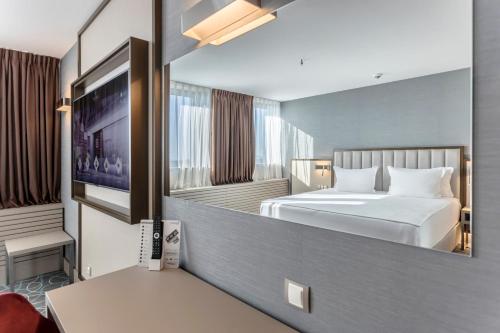 Habitación Deluxe con cama extragrande del hotel Bulgaria Burgas. Foto 1