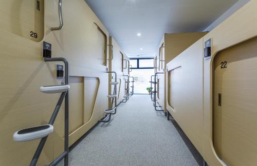 Cápsula Individual del hotel Urban Cube Hostel Sevilla. Foto 11