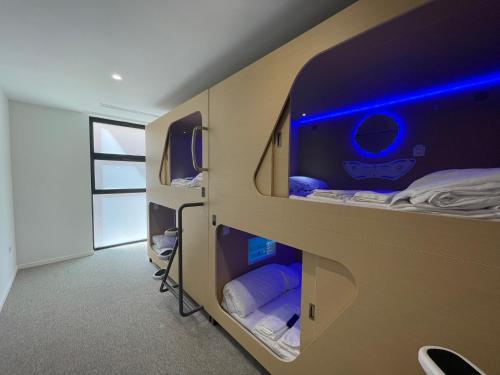 Cápsula Doble del hotel Urban Cube Hostel Sevilla. Foto 1