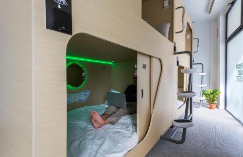 Cápsula Doble del hotel Urban Cube Hostel Sevilla. Foto 2